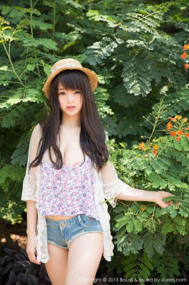 花楼女子檀木板下翘红痕